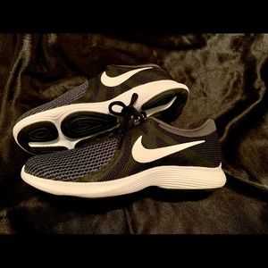 Women’s NIKE REVOLUTION 4 RUNNING SHOES—NEVER WORN
